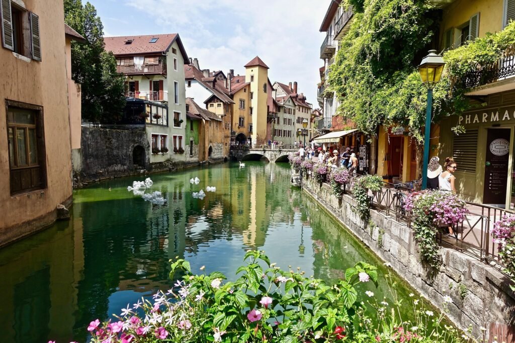 La vieille ville d'annecy se visite avec studio voyages travel designer