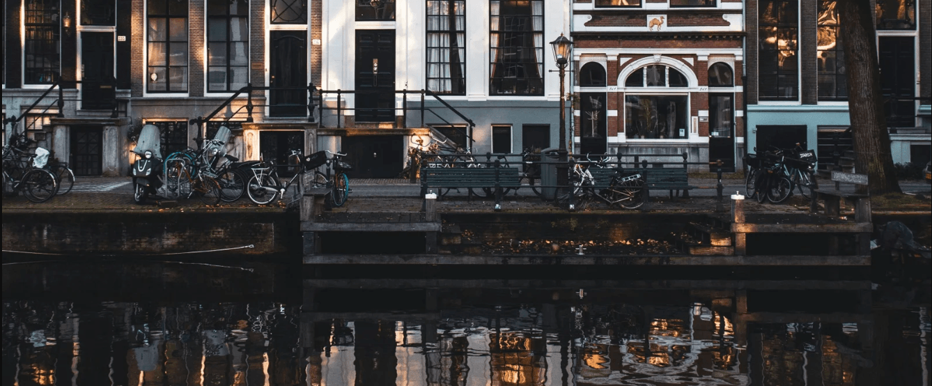Ruelle d'Amsterdam en face des canaux proposé par votre travel planner