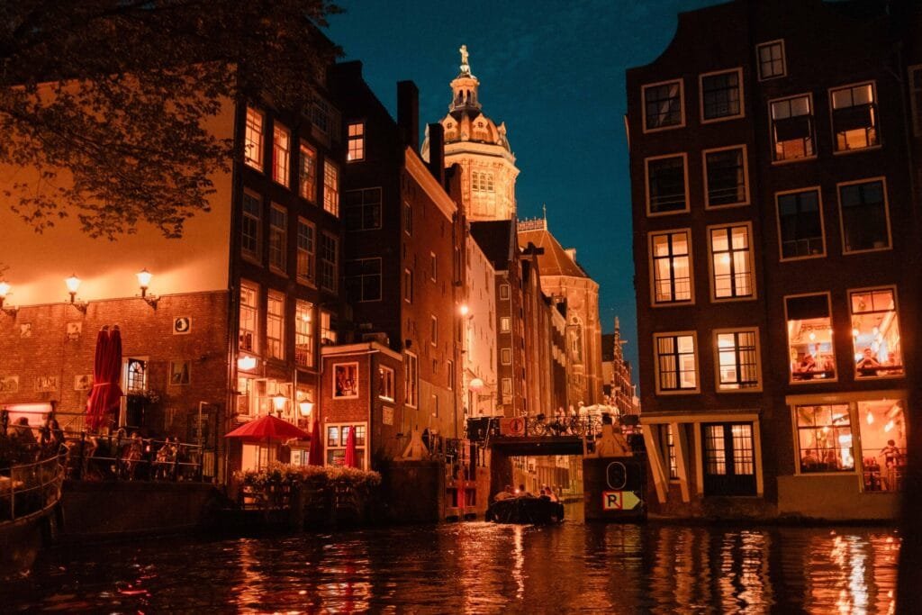 amsterdam de nuit éclairée
