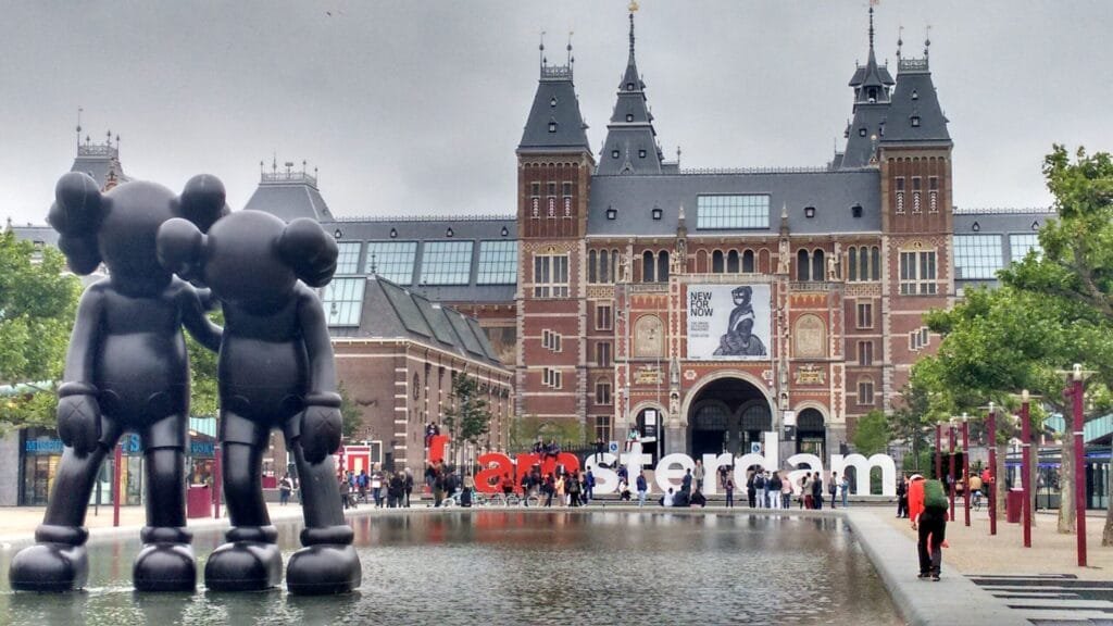 vue sur amsterdam et le logo de la carte I amsterdam