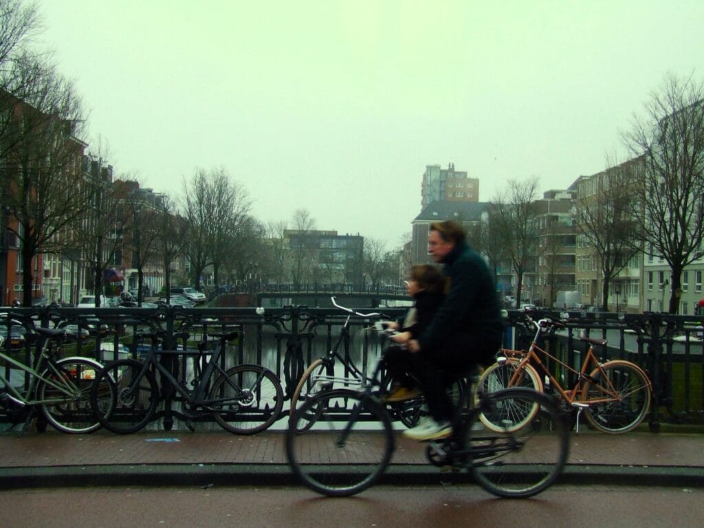 transport des enfants à amsterdam vélo ou tram